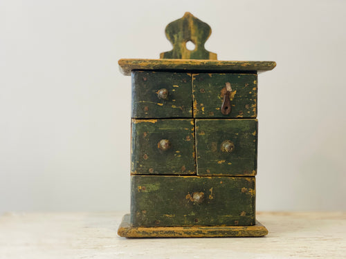 Petit meuble à tiroirs (épices?)