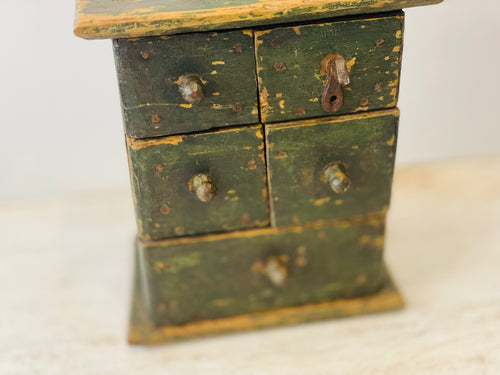 Petit meuble à tiroirs (épices?)