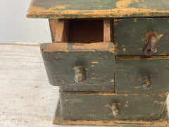 Petit meuble à tiroirs (épices?)
