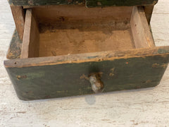 Petit meuble à tiroirs (épices?)