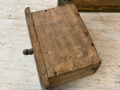 Petit meuble à tiroirs (épices?)