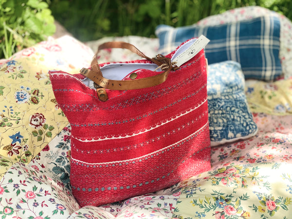 Sac rouge avec broderies