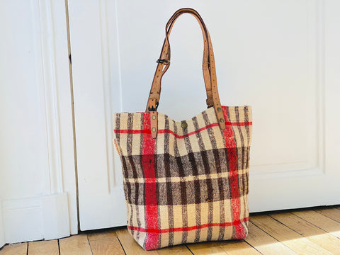 Sac rouge avec broderies